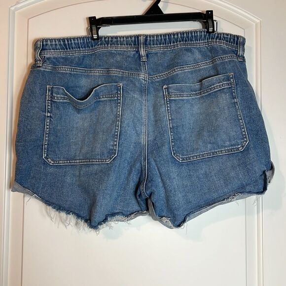 AMERICAN EAGLE DREAMY DRAPE STRETCH DENIMN EASY SHORTIE - 18 - Picture 3 of 6
